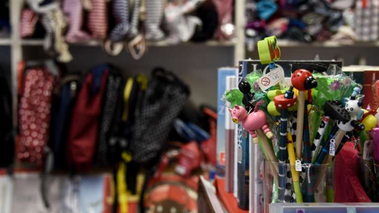 Πρεμιέρα σήμερα για το &quot;Καλάθι Σχολικών Ειδών&quot; - Τα 11 προϊόντα που περιλαμβάνει, πόσο διαρκεί το μέτρο