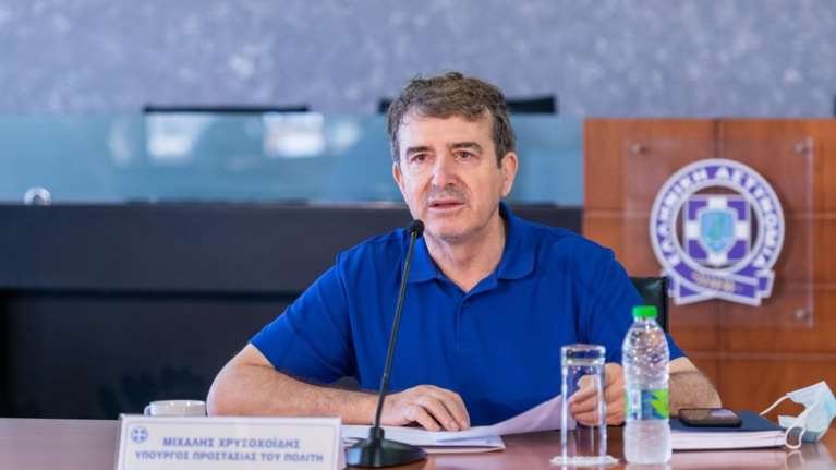 Χρυσοχοΐδης: Έχει οριοθετηθεί η φωτιά στα Βίλια - Συνεχείς περιπολίες από Αστυνομία, Στρατό, Πυροσβεστική