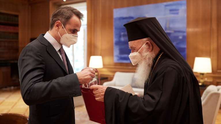 Μονή Πετράκη: Επικοινωνία Μητσοτάκη με Αρχιεπίσκοπο Ιερώνυμο για την επίθεση με βιτριόλι