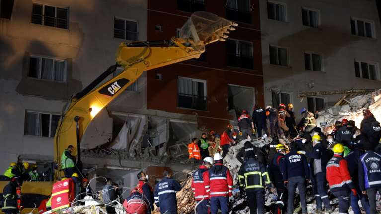 Θρήνος δίχως τέλος στην Τουρκία: Χειριστής εκσκαφέα προσεύχεται να βρει πτώματα για να έχουν μία αξιοπρεπή ταφή