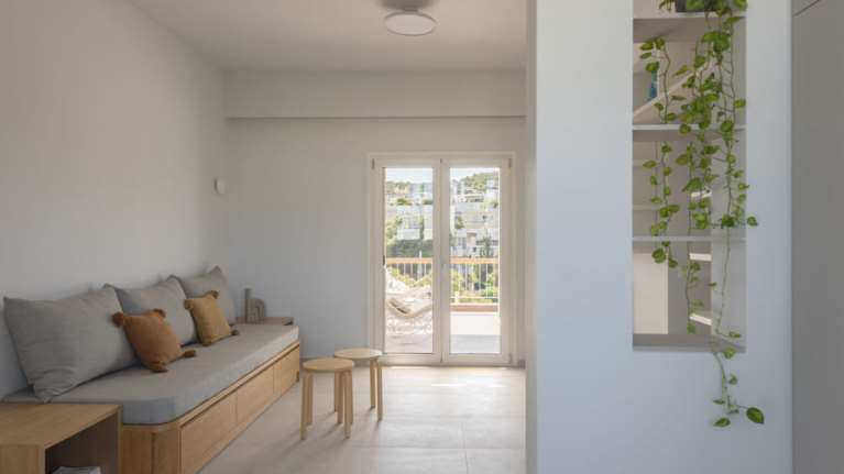 Η ανακαίνιση ενός μικρού διαμερίσματος στη Βάρκιζα εκσυγχρονίζει την &#39;70s αισθητική της περιοχής