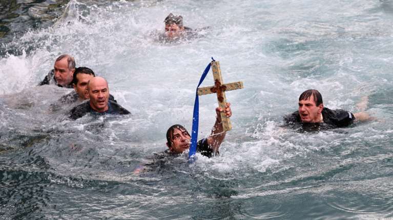 Μεγαλοπρεπής ο εορτασμός των Θεοφανίων σε Αθήνα και Πειραιά - Εικόνες &amp; βίντεο από τον Αγιασμό των Υδάτων
