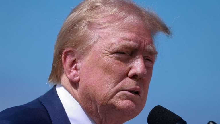 Εκτός ορίων ο Ντόναλντ Τραμπ: "Παλιάτσος" και "ηλίθιος" ο Μπάιντεν - Τι είπε για τον Μακρόν