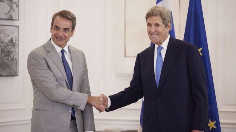 Συνάντηση Μητσοτάκη με Τζον Κέρι, ειδικό απεσταλμένο του Τζο Μπάιντεν - Η Ελλάδα κόμβος για τη μεταφορά ηλεκτρικής ενέργειας