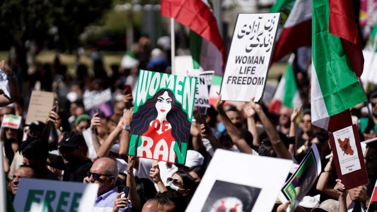 Αιματοβαμμένο το Ιράν: Τουλάχιστον 92 άνθρωποι έχουν χάσει τη ζωή τους από την καταστολή των διαδηλώσεων