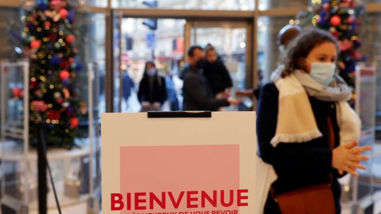 Γαλλία: Χαλάρωσε το lockdown- &quot;Ουρές&quot; έξω από τα καταστήματα για τα χριστουγεννιάτικα ψώνια