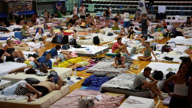 Διακοπές στην πύρινη κόλαση: Tour operator συνεχίζουν να στέλνουν τουρίστες στη Ρόδο - &quot;Το ξενοδοχείο σας καίγεται!&quot;