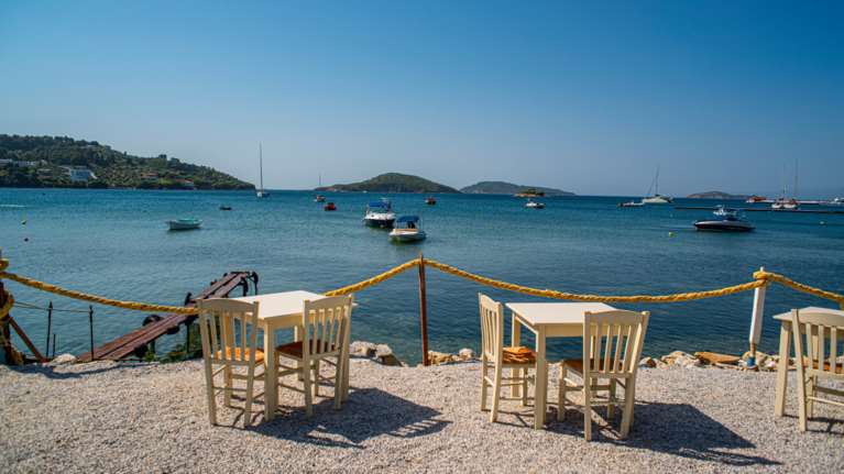 Έρευνα: Πόσοι και ποιοι εργάζονται στον τουρισμό - Αυτό είναι το προφίλ των εργαζομένων