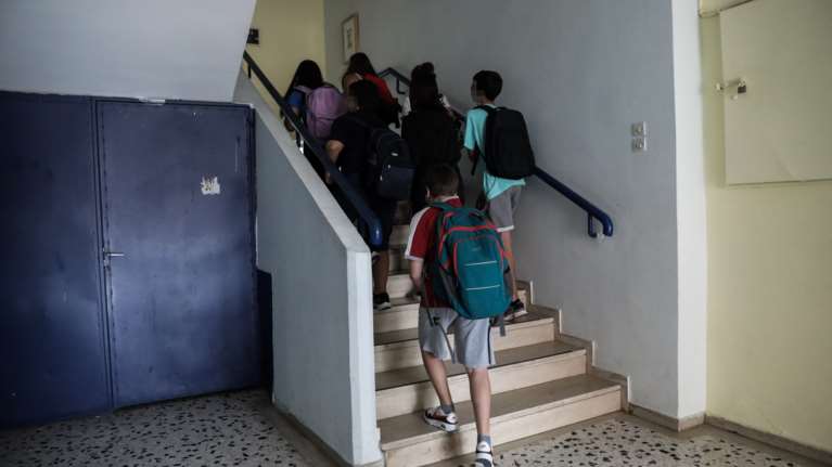 Θέρμη: Καθηγητής αρνητής των εμβολίων απομακρύνθηκε από σχολείο [βίντεο]