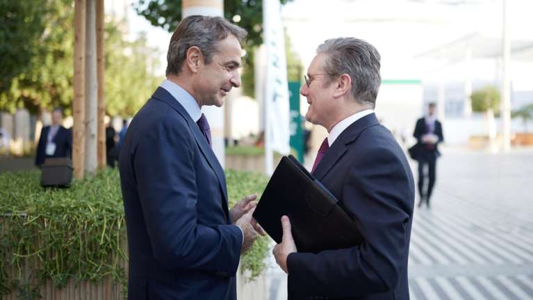 Ντουμπάι: Ο Μητσοτάκης έπεσε... πάνω στον Στάρμερ, τον αντίπαλο του Σούνακ - Η εγκάρδια συνομιλία [Εικόνες]