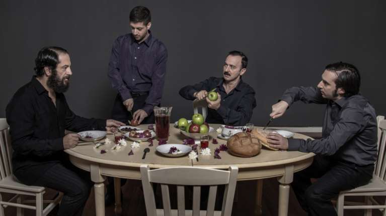 &quot;…καλά, εσύ σκοτώθηκες νωρίς&quot;, του Χρόνη Μίσσιου, στο Θέατρο 104