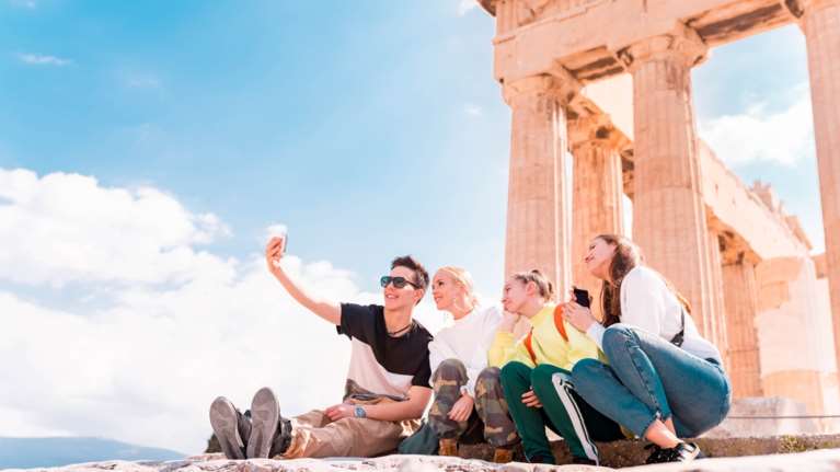 Youth Pass: Πάνω από 147.000 αιτήσεις για νέους 18 και 19 ετών - Τι είναι, ποιοι είναι οι δικαιούχοι