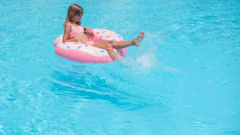 Ζάκυνθος: 14χρονη έχασε τις αισθήσεις ενώ κολυμπούσε και κινδύνεψε να πνιγεί - Συνελήφθησαν οι γονείς