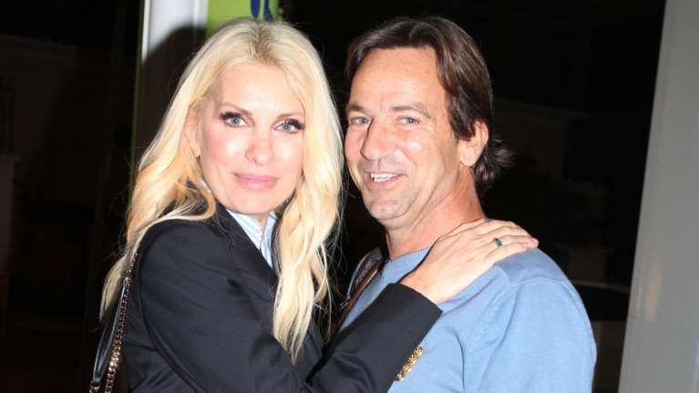 Ελένη Μενεγάκη: Αγκαλιά με τον Μάκη Παντζόπουλο στο Ελληνικό - Εύχονται ''Καλά Χριστούγεννα'' [εικόνες]