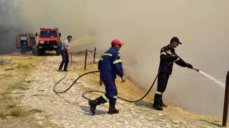Φωτιά στη Θήβα – Στην κατάσβεση συμμετέχουν δύο αεροπλάνα και ένα ελικόπτερο