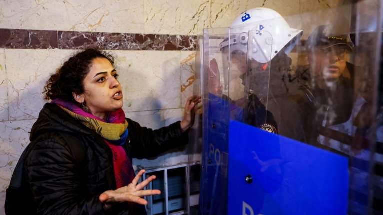 Τουρκία: Τα ΜΑΤ ψέκασαν τον κόσμο με σπρέι πιπεριού, στην πορεία για την Παγκόσμια Ημέρα της Γυναίκας