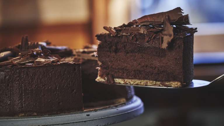 Ακης Πετρετζίκης: Συνταγή για σούπερ γευστικό και αφράτο κέικ σοκολάτας