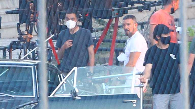 Θεσσαλονίκη: Casual και στα λευκά ο Μπαντέρας στο πρώτο γύρισμα της ταινίας του [εικόνες - βίντεο]