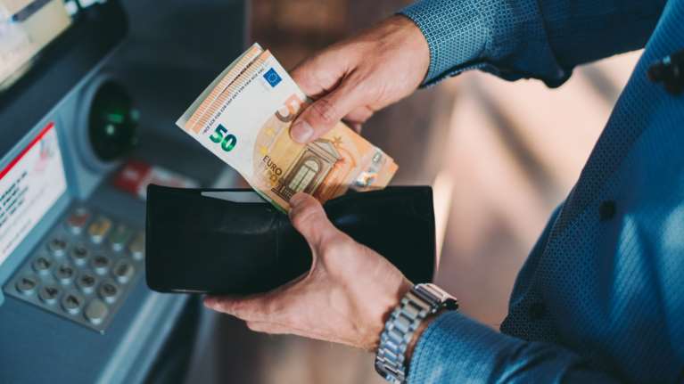 Από σήμερα οι μειώσεις στις τραπεζικές προμήθειες- Φρένο και στις αυξήσεις ασφαλίστρων