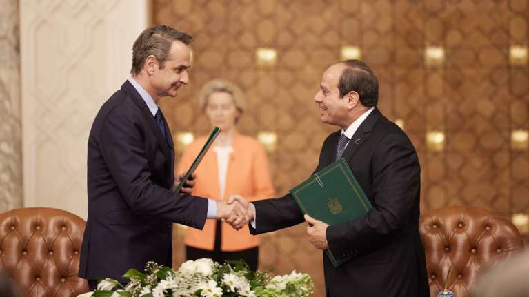 Κόντρα ΝΔ-ΣΥΡΙΖΑ για το ταξίδι Μητσοτάκη στην όαση Σίβα: "Πόσο κόστισε η πτήση του πρωθυπουργικού αεροσκάφους στους Έλληνες φορολογούμενους;"