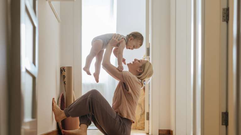 Επίδομα μητρότητας: Επεκτείνεται και στον ιδιωτικό τομέα - Τι ισχύει για τον πατέρα