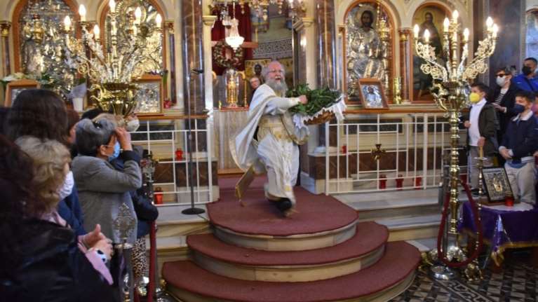 Η πρώτη ανάσταση σε Κέρκυρα και Χίο - Η πανηγυρική έξοδος του ιερέα στην Ευαγγελίστρια [εικόνες, βίντεο]