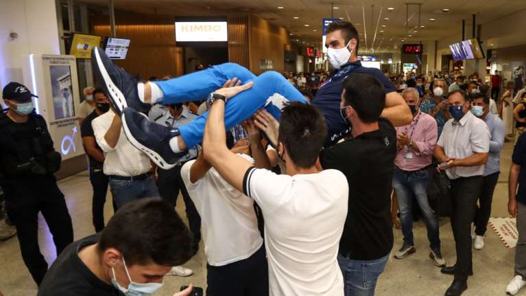 Ολυμπιακοί Αγώνες: Σήκωσαν στα χέρια τον Στέφανο Ντούσκο στην υποδοχή του στην Αθήνα [εικόνες]