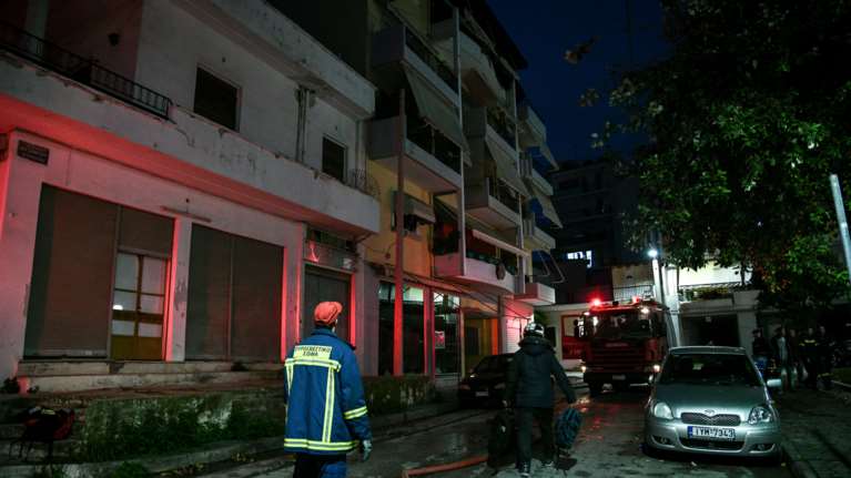 Πυρκαγιά σε διαμέρισμα στη Νέα Σμύρνη - Απεγκλωβίστηκε ένα άτομο [βίντεο]