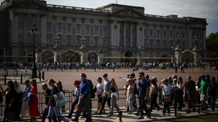 Κηδεία Ελισάβετ: Με βραχιολάκι και μόνο μια μικρή τσάντα το &quot;αντίο&quot; στη βασίλισσα - Δρακόντεια μέτρα