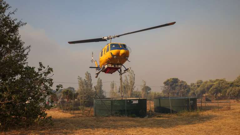 Υπό μερικό έλεγχο η πυρκαγιά στα Καλύβια Θορικού