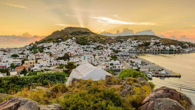 &quot;Μια δίνη ομορφιάς&quot;: Υμνοι γι΄ αυτό το ελληνικό νησί με τα πανέμορφα χωριά και τα Μνημεία Παγκόσμιας Κληρονομιάς