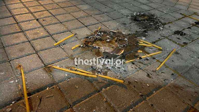 Θεσσαλονίκη: Απίστευτο - Παρέα νεαρών έκαψε εικόνα της Παναγίας με κεριά