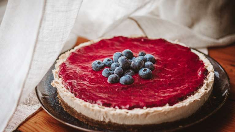 Αυτό το διαφορετικό cheesecake θα σας ξετρελάνει - Μπορείτε να το φάτε κι αν είστε vegan