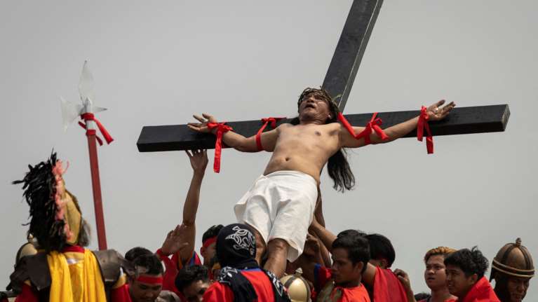 Φιλιππίνες: Αδιανόητες εικόνες - Σταυρώνονται με πραγματικά καρφιά και μαστίγια για να αναπαραστήσουν το μαρτύριο του Χριστού