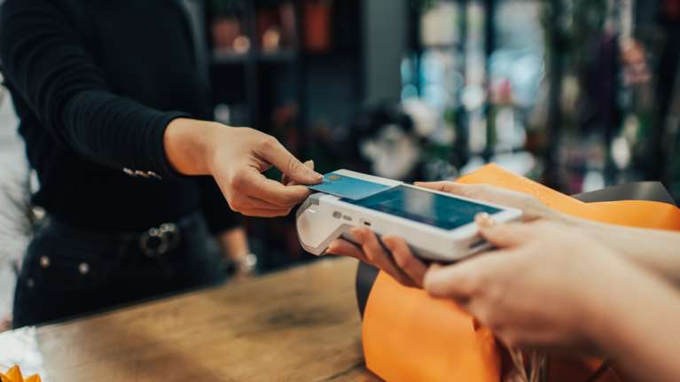 Ξεκίνησε η διασύνδεση ταμειακών με POS - Τι σημαίνει