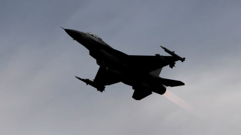 F16