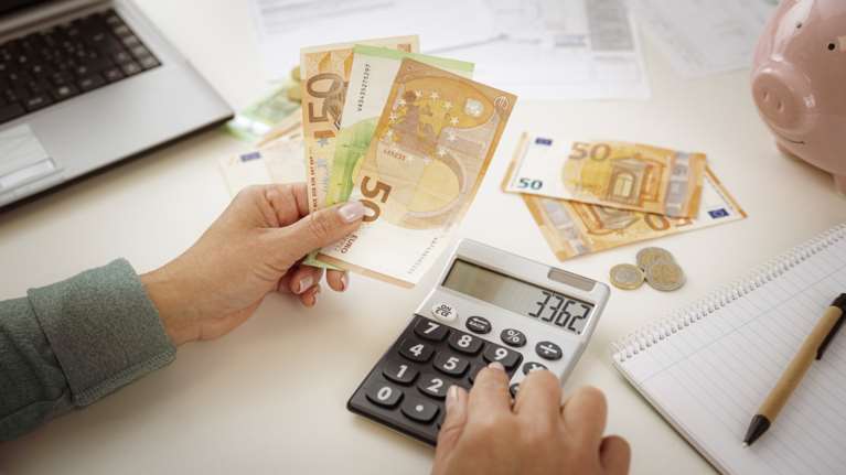 Εργατολόγος αναλύει το &quot;ξεπάγωμα&quot; των τριετιών το 2024 - Πώς θα διαμορφωθεί ο κατώτατος μισθός και τα επιδόματα