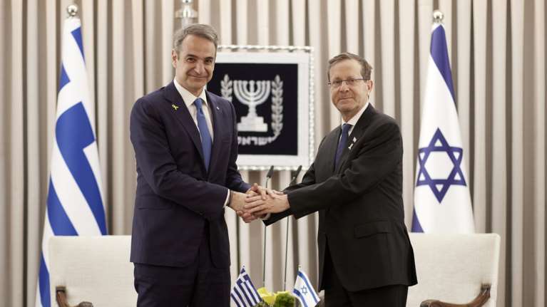 Τηλεφωνική επικοινωνία Μητσοτάκη - Χέρτζογκ: Απελευθέρωση των ομήρων και κατάπαυση του πυρός στο επίκεντρο