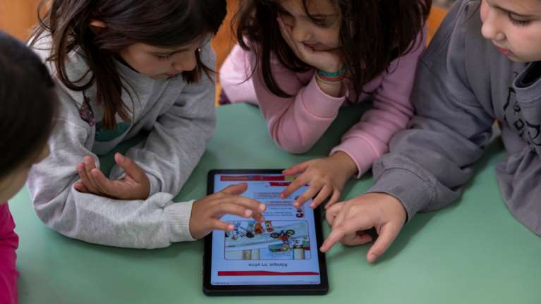 COSMOTE TELEKOM: Νέα εποχή συνδεσιμότητας σε όλα τα δυσπρόσιτα σχολεία της χώρας με δωρεάν γρήγορο ίντερνετ