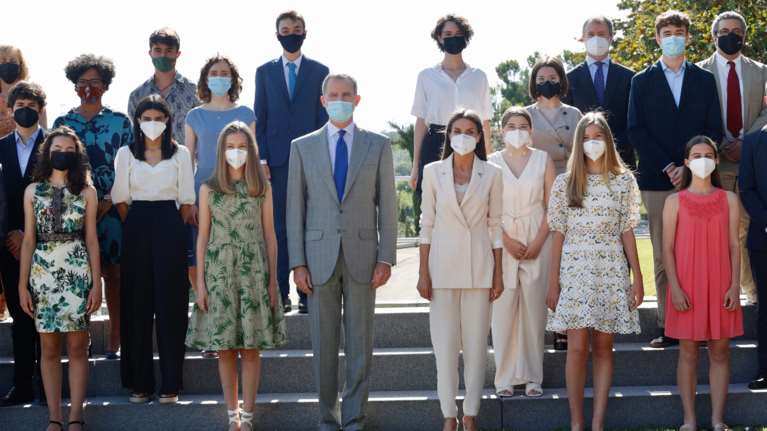 Η βασίλισσα και η κόρη της: Το tropical της πριγκίπισσας Λεονόρ και το total white της Λετίσια στο παλάτι