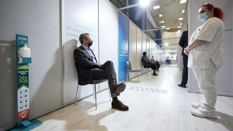Κορονοϊός: Έκανε την 3η δόση ο Μητσοτάκης - &quot;Ας ακούσουμε επιτέλους τους επιστήμονες, να εμβολιαστούμε&quot; [Εικόνες]