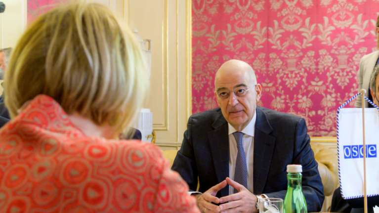 Δένδιας: &quot;Θα κάνουμε ό,τι μπορούμε για να φέρουμε τον Έλληνα πρόξενο ασφαλή από τη Μαριούπολη&quot;