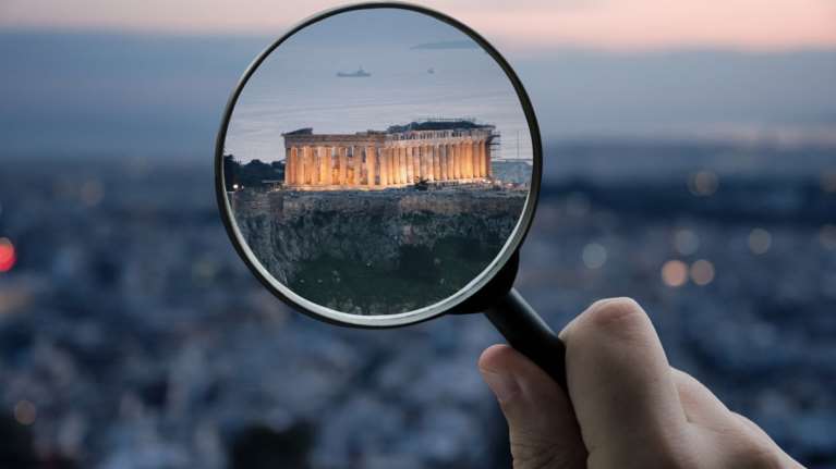 Βόμβα από το Politico: Έρευνα για απάτη με το πώς μοιράστηκαν κονδύλια 2,5 δισ. ευρώ σε 10 ελληνικές εταιρείες