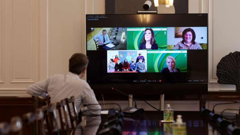 Ο Μητσοτάκης σε τηλεδιάσκεψη με &quot;επιχειρηματίες&quot; μαθητές από την Κοζάνη- Τι τον ρώτησαν οι μαθητές