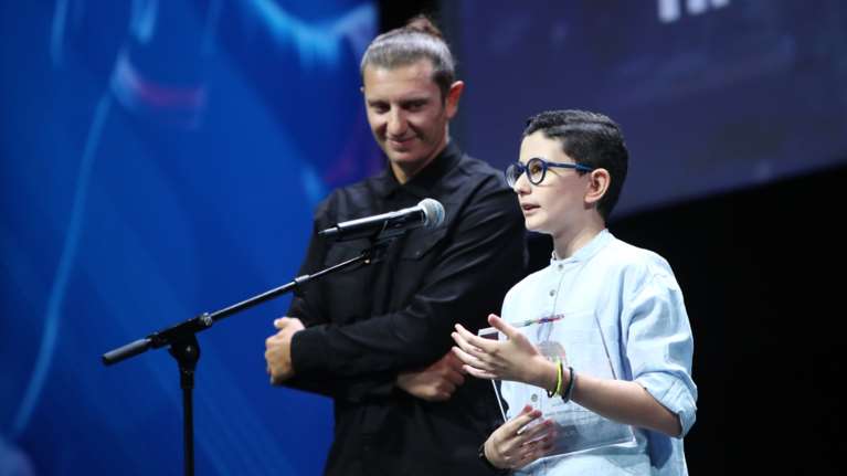 Ο μικρός Μιχαήλ που νίκησε τον καρκίνο επισκέφτηκε προπόνηση της ΑΕΚ - Η αγκαλιά με τους παίκτες [βίντεο]