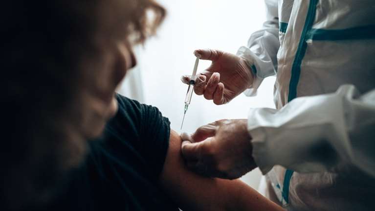 Γρίπη: Ο ιός σε έξαρση αλλά τα εμβόλια μένουν στα ράφια των φαρμακείων - &quot;Εμβολιαστική κόπωση&quot; βλέπουν οι ειδικοί