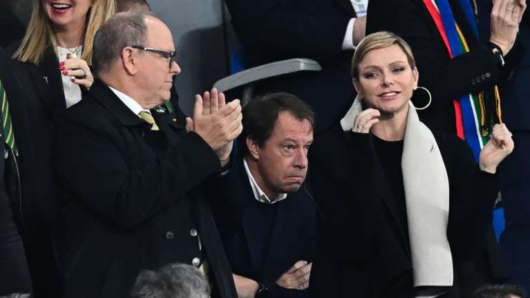 Πριγκίπισσα Σαρλίν: Πανέμορφη και ασυνήθιστα χαμογελαστή στο γήπεδο - Η σπάνια casual εμφάνιση