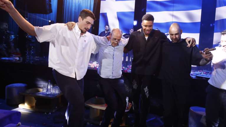 Εθνική Ελλάδος: Ο ξέφρενος χορός Σπανούλη, Αντετοκούνμπο και Λαρεντζάκη με το &quot;Freed From Desire&quot; [βίντεο]