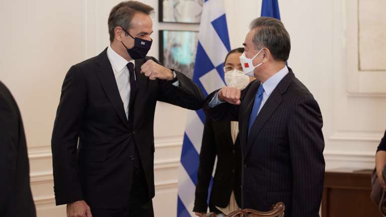 Συνάντηση Μητσοτάκη με τον Κινέζο ΥΠΕΞ στο Μαξίμου: Cosco, τουρισμός και πολιτισμός στην ατζέντα