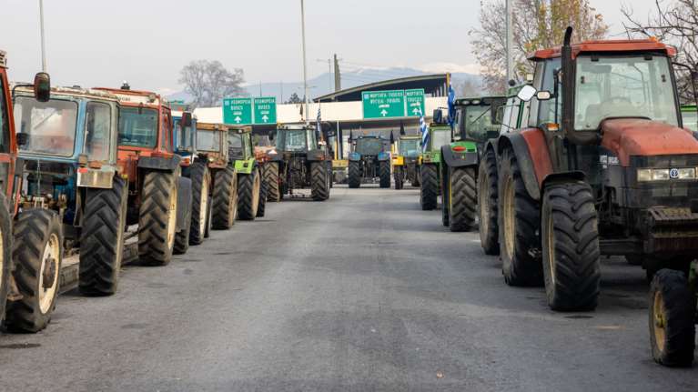 Αγροτικά μπλόκα: Κλείνουν οι σήραγγες στα Τέμπη για τα φορτηγά - Αποκλεισμός τελωνείων
